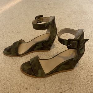 Camo print suede ankle-strap wedges